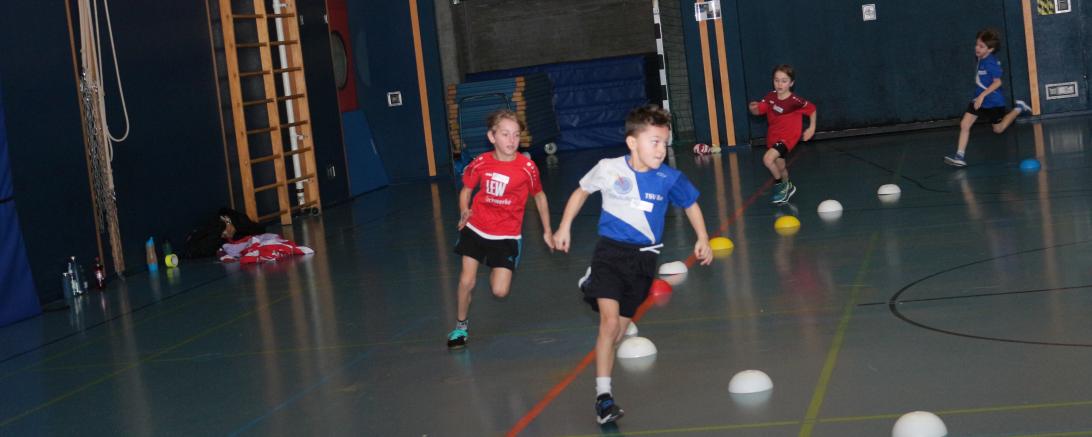 Das Bild zeigt den 1. Platzierten der M8 Elyas Beck, beim Rundenlauf.