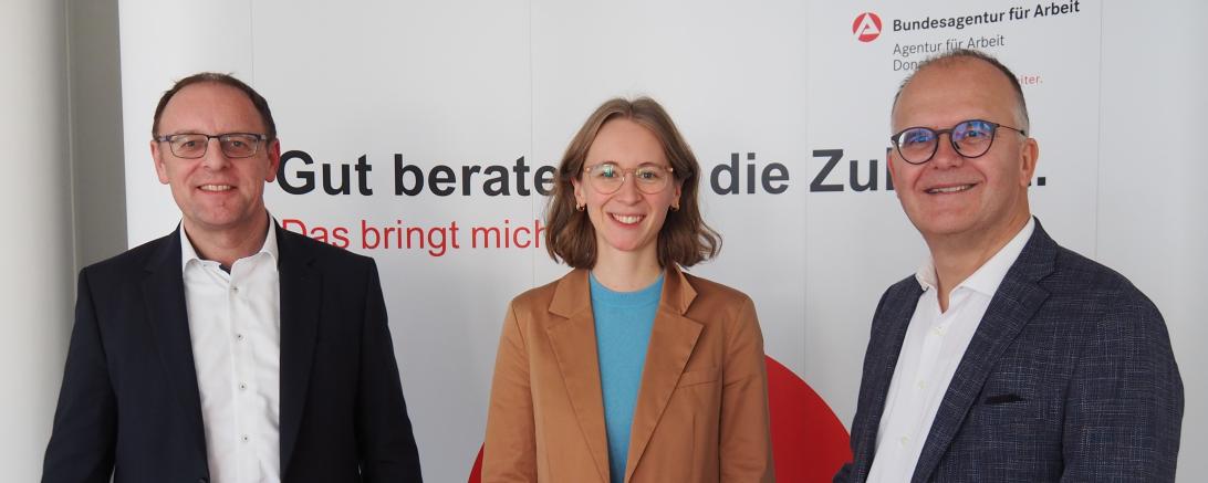 (v.l. Norbert Gehring, Geschäftsführer operativ der Agentur für Arbeit Donauwörth, Eva Lettenbauer, Mitglied des bayerischen Landtags und Richard Paul, Vorsitzender der Geschäftsführung der Agentur für Arbeit Donauwörth)