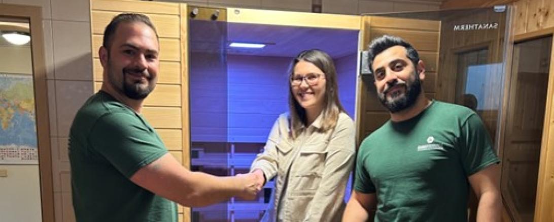 Die beiden Monteure Koparan und Zarrin von Sanatherm gratulieren Katharina Altenburger zu ihrem Gewinn.