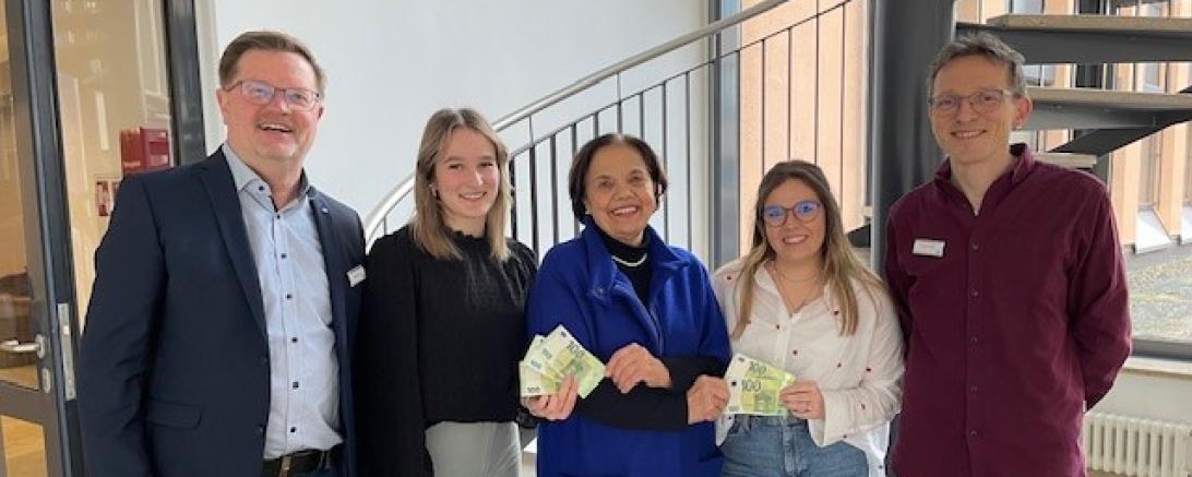 Das Landratsamt Donau-Ries spendet 500 Euro an den Verein Glühwürmchen e.V.