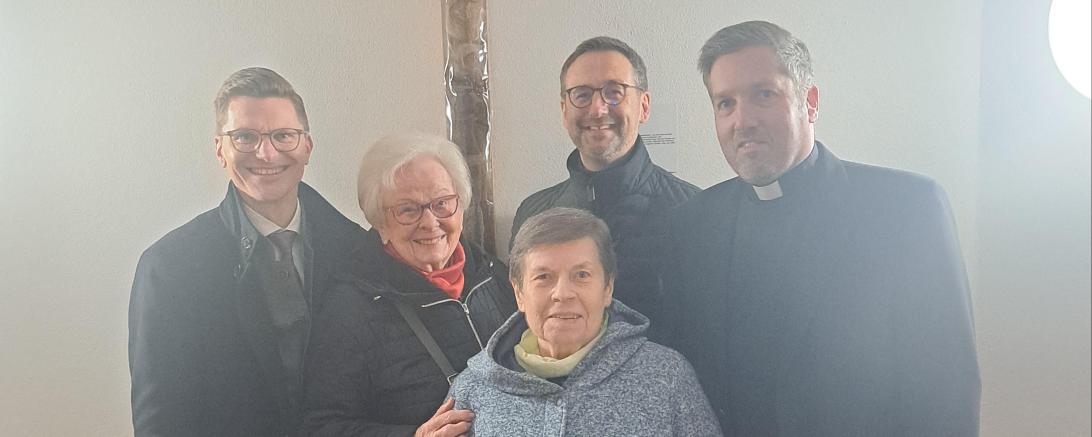 Das Bild zeigt (von links): Oberbürgermeister David Wittner, Sigrid Ludwig (Künstlerin), Gisela Gutmann, Peter Bühlmeier und Pfarrer Benjamin Beck. 