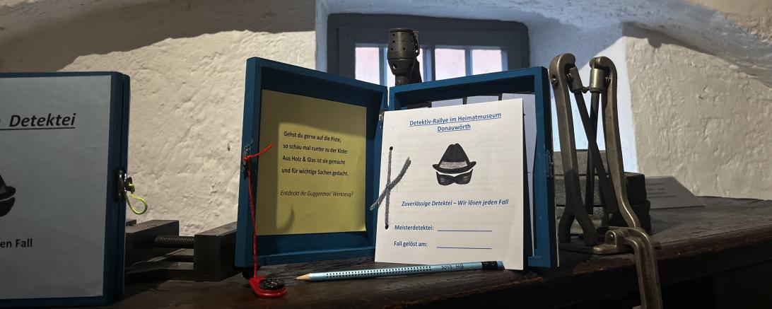 Das Bild zeigt den Detektivkoffer des Heimatmuseums Donauwörth.