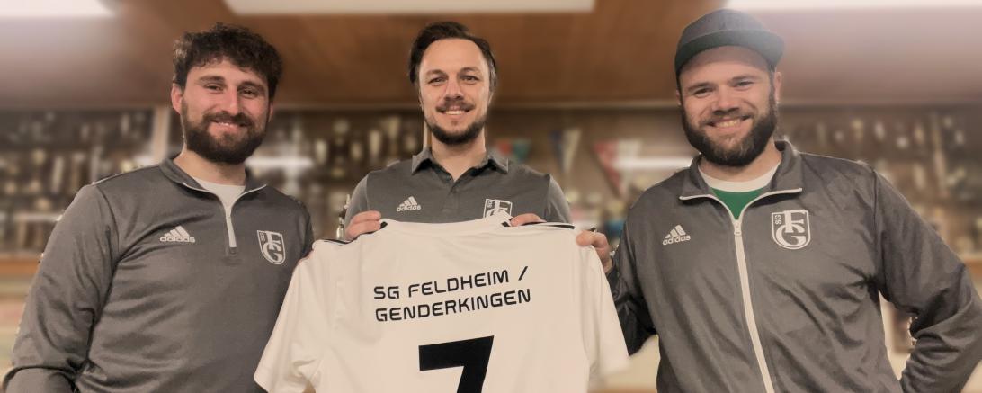Alexander Häußler (SVF, links) und Sebastian Koch (SVG, rechts) präsentieren den neuen Trainer Markus Schiele.
