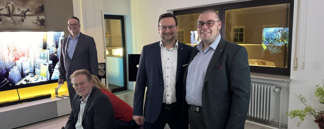 Jochen Seitz (rechts) und Daniel Wagner (2. von Rechts) in der neuen TV-Lounge, in der zeitgleich eine Beratung stattfand. 