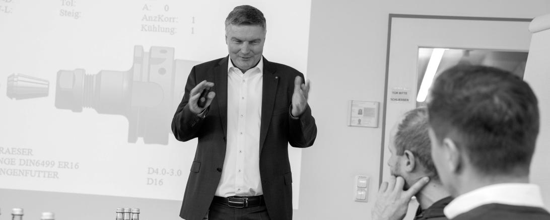 Das Bild zeigt: Johann Hofmann (Maschinenbau-Ingenieur), Referent des Vortragsabends, ist seit über 30 Jahren in der Digitalisierung von Fertigungsprozessen tätig und gilt deutschlandweit als gefragter Keynote-Speaker.