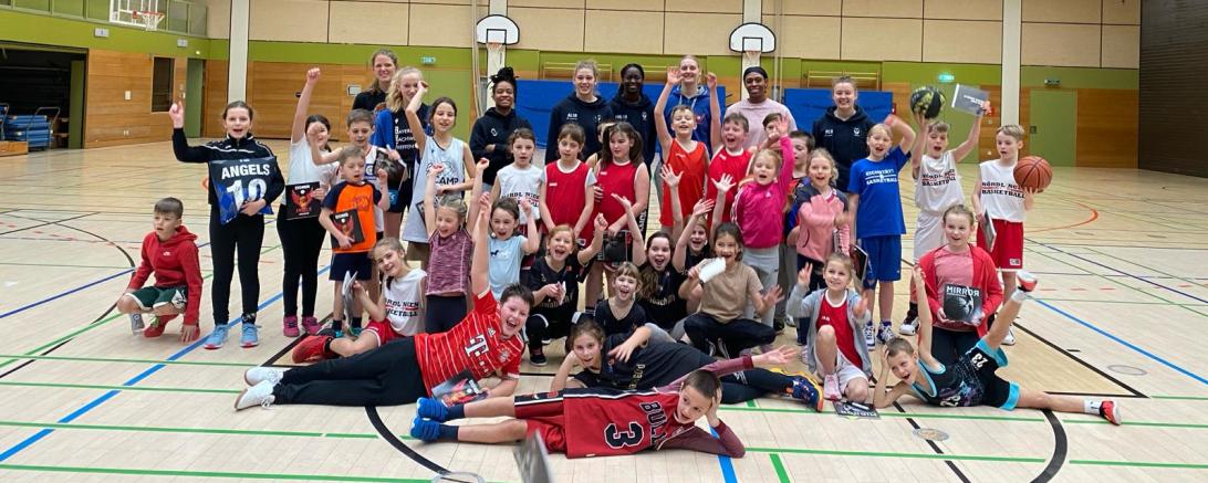 Knapp 40 Kinder hatten am vergangenen Samstag wieder die Möglichkeit, mit den Bundesligabasketballerinnen zu trainieren und hatten dabei offensichtlich mächtig Spaß!