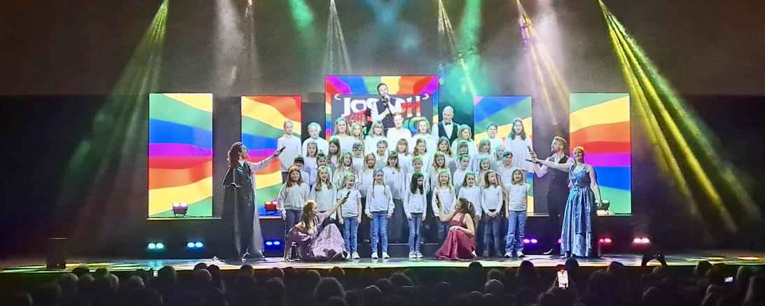 Kinderchor auf einer Bühne