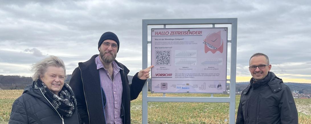 Das Bild zeigt das neue Schild der Zeitpyramide Wemding.