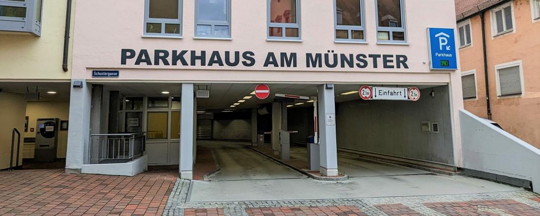 Auf dem Bild ist das Parkhaus am Münster zu sehen.
