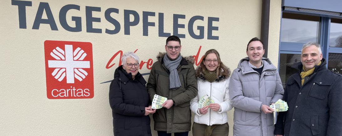 Das Bild zeigt die Spendenübergabe der Wemdinger Ministranten an die Tagespflege Verecunda.