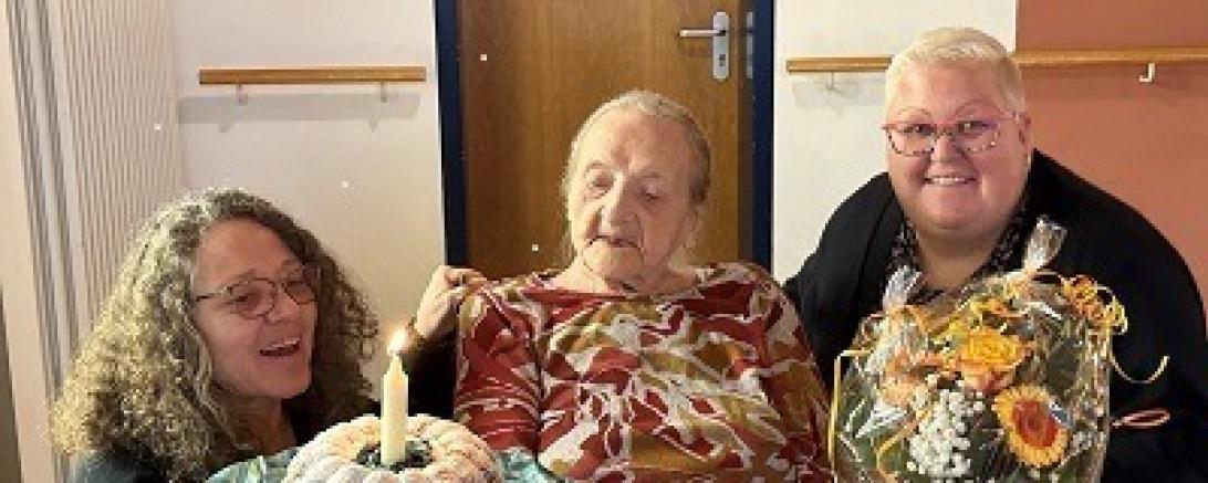 Regina Kalteiß (links) und Sonja Wurm-Blesak (rechts) gratulierten stellvertretend für das Seniorenheim Wemding der Jubilarin Frieda Schmutterer.
