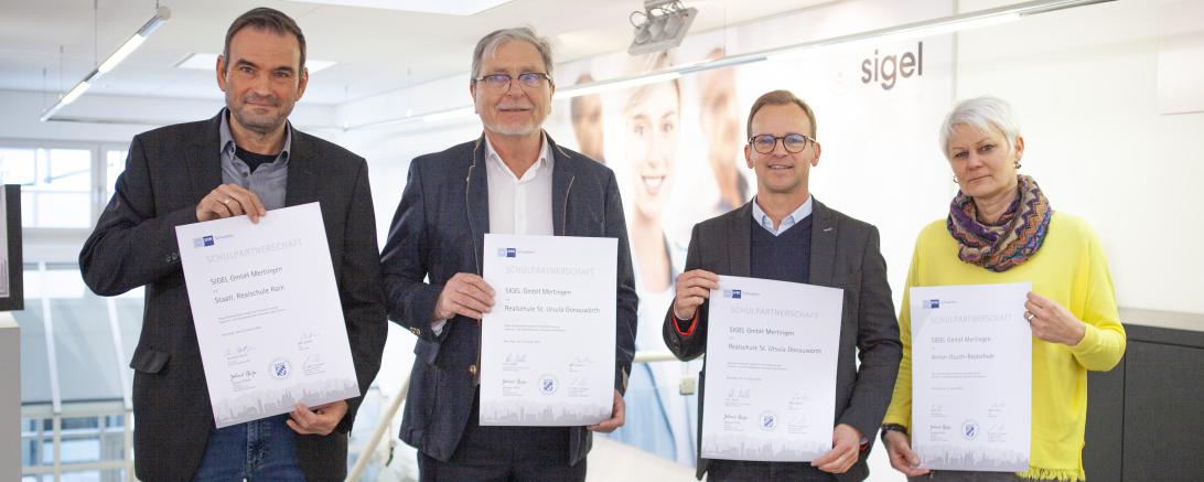 (v.l.n.r.) SIGEL schließt Schulpartnerschaften mit drei Schulen aus der Region: Christian Sattich, Schulleiter der Realschule Rain, Peter Müller, Schulleiter der Realschule St. Ursula in Donauwörth, Götz Stamm, CEO SIGEL, und Nicole Gut, Bildungsrektorin der Anton-Rauch-Realschule Wertingen, präsentieren die unterzeichneten Urkunden. 