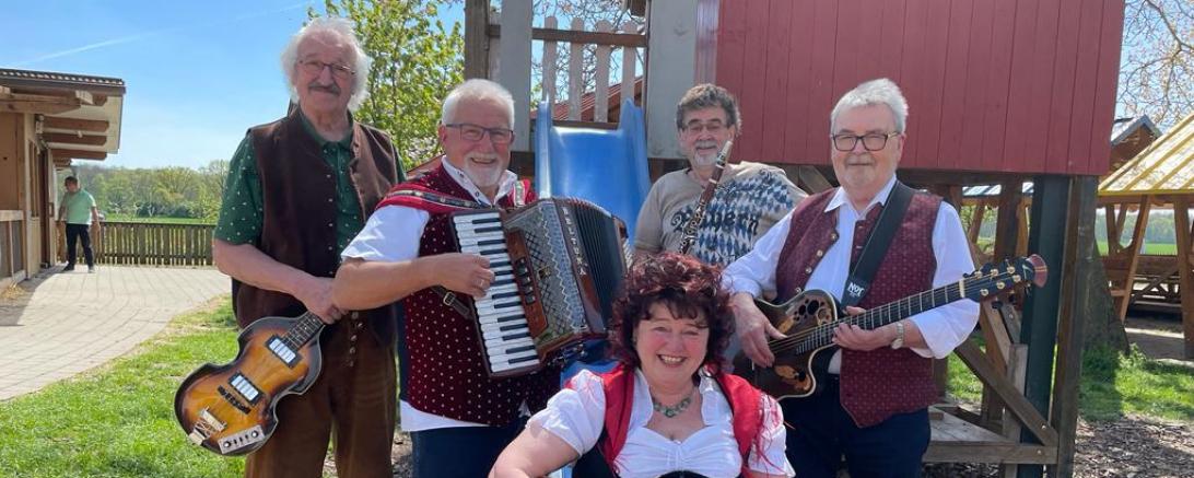 Werner Brigl, Bass- Toni Scheller Akkordeon, - Erna Dirschinger, Gitarre,  Max Blei, Saxofon,- Joe Kinzelmann, Gitarre.