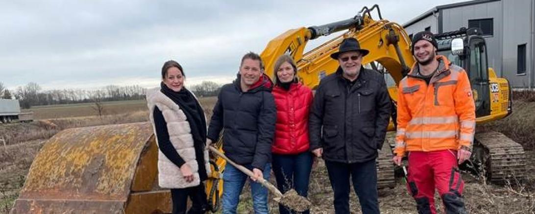 Das Bild zeigt den Spatenstich bei PowerBox-Systems