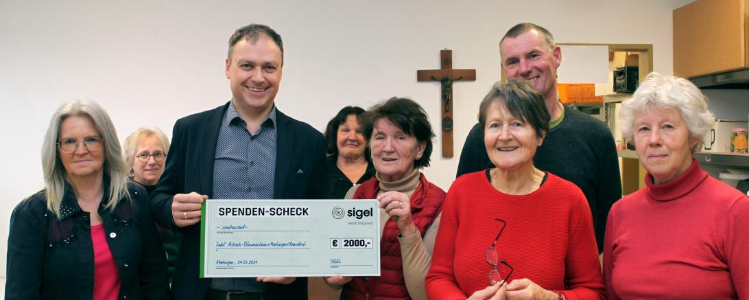 Sylvia Markl, Daniel Petrasch und Werner Sailer von der SIGEL GmbH übergeben im Namen der Mitarbeitenden und des Unternehmens eine Spende von 2.000 Euro an die Tafel Asbach-Bäumenheim. Frau Wagner und die ehrenamtlichen Helferinnen der Tafel freuen sich sehr über die Zuwendung. 