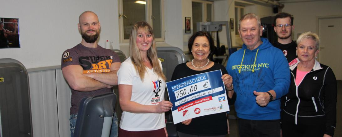 Das Trainerteam des SVE-Fitness überreicht freudig Frau Schweyer vom Glühwürmchen e.V. den gesammelten Spendenbetrag von 750€. Foto v.l.: Dominik Wontka, Ramona Wontka, Frau Rosmarie Schweyer, Schmid Werner, Sebastian Klas, Brigitte Schmid.