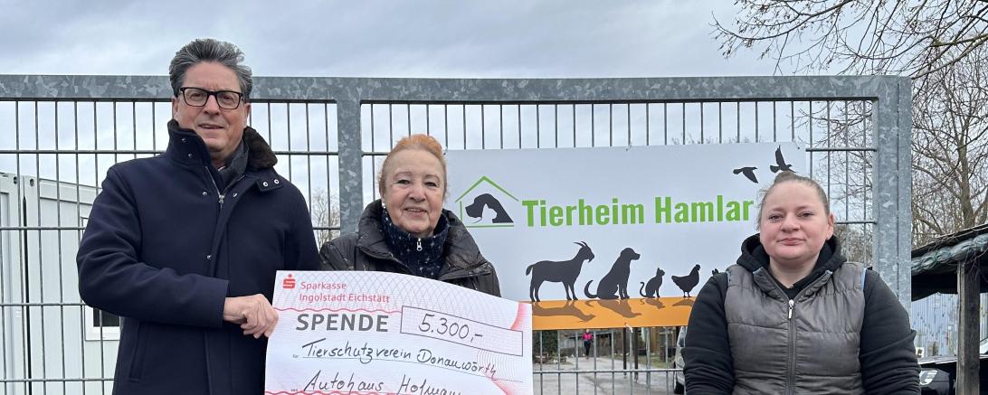 Spendenübergabe Tierschutzverein Donauwörth e.V.: Reimund Nuiding (Filialleiter Autohaus Hofmann GmbH), Brigitte Scherb (1. Vorsitzende Tierschutzverein Donauwörth e.V.) und Melanie Helbing mit Hund Blacky (Mitarbeiterin Tierschutzverein Donauwörth e.V.)
