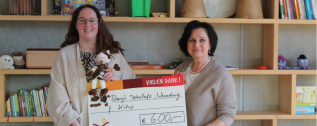 Auf dem Bild ist die Spendenübergabe zu sehen