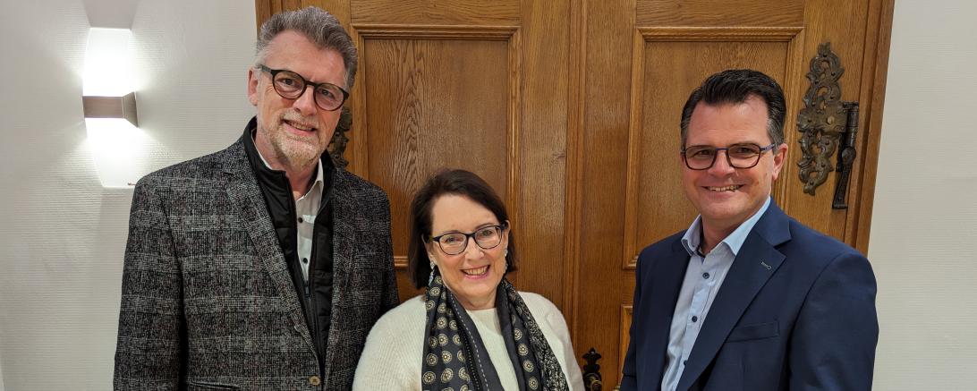 Das Foto zeigt Gudrun Reißer mit der Ernennungsurkunde, Oberbürgermeister Jürgen Sorré und den bisherigen Stadtheimatpfleger, Thomas Heitele (ganz links).