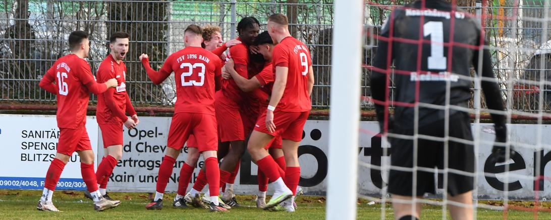Hier sieht man den TAV Rain beim Torjubel.