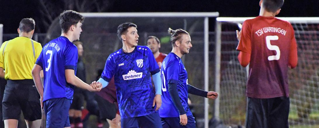 Hier sieht man zwei Spieler des TSV Rain beim Torjubel.