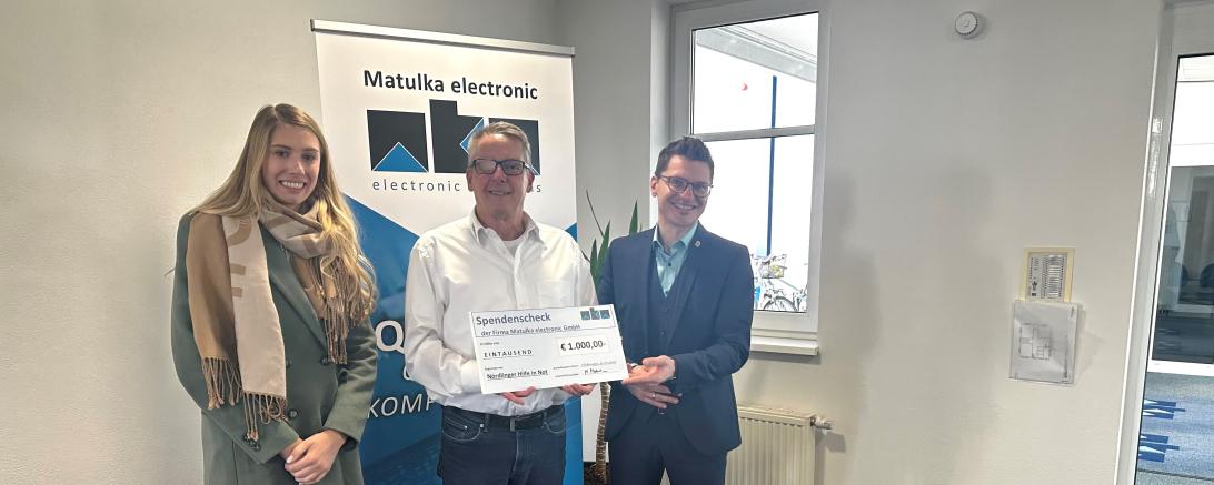 Geschäftsführer Michael Matulka des Unternehmens Matulka electronic GmbH übergibt Oberbürgermeister Wittner und Hauptverwaltungsleiterin Helena Ott den Spendenscheck in Höhe von 1.000 Euro für die Stiftung „Nördlinger Hilfe in Not“.