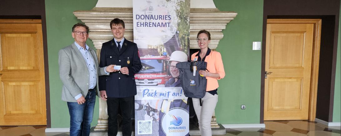 Landrat Stefan Rößle und Ehrenamtsbeauftragte Karin Brechenmacher überreichten die 6.000. Ehrenamtskarte im Landkreis an Maximilian Finkel, 2. Kommandant der Druisheimer Feuerwehr.