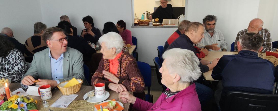 Landrat Strfan Rößle im Gespräch mit Bürgerinnen beim Bürgermeisterfrühstück in Daiting. 