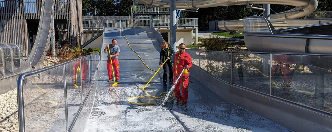 Freibad Donauwörth wird gereinigt.