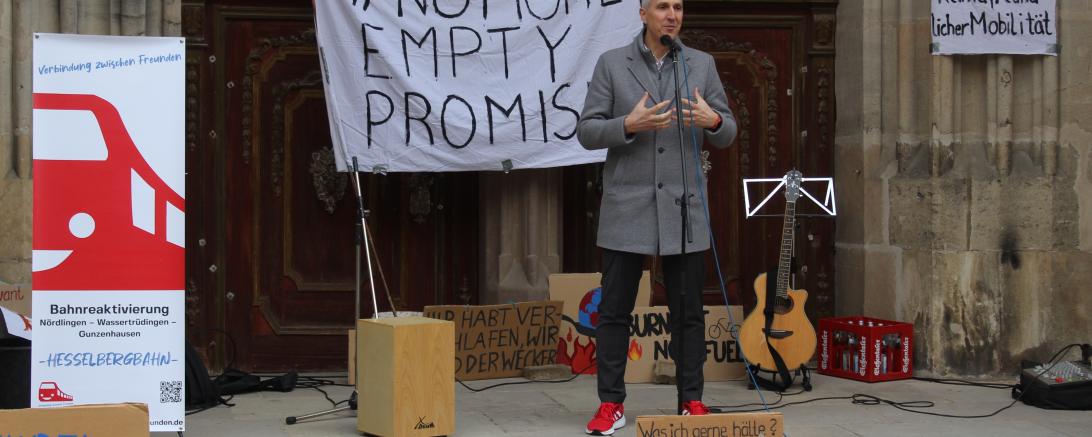 Hier sieht man BdM Christoph Schmid (SPD) bei der Kundgebung für eine Bahnreaktivierung.