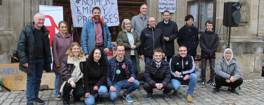 Hier sieht man die Organisatoren der Bürgerinitiativen und unterstützende Politiker.
