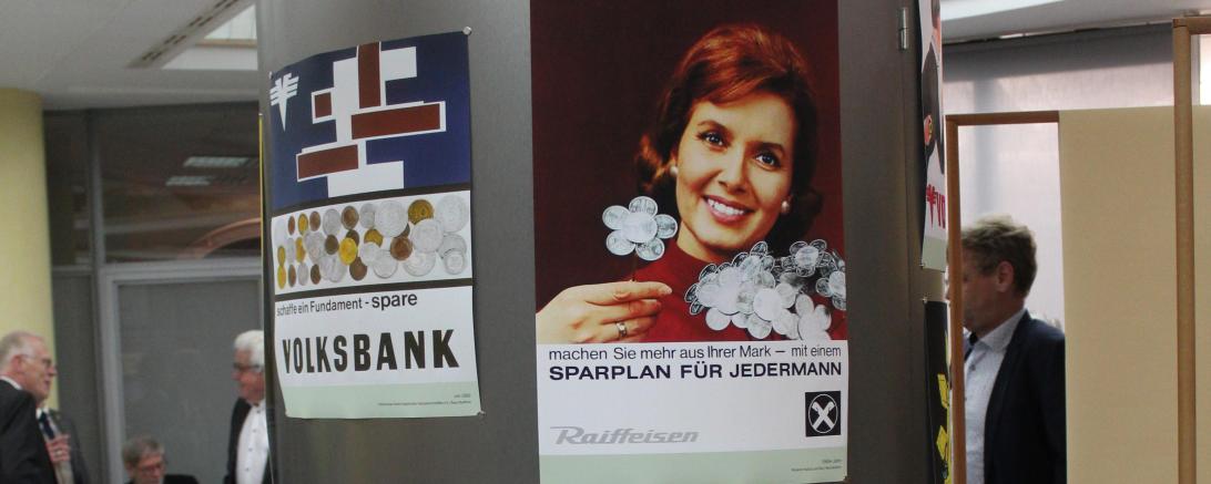 Hier sieht man verschiedene Werbeplakate aus der Geschichte der Raiffeisen-Volksbank im Ries.