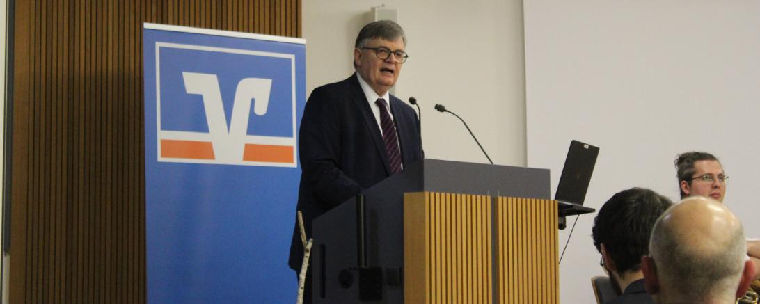 Hier sieht man den Vorstandsvorsitzenden Paul Ritter bei seinen Grußworten.