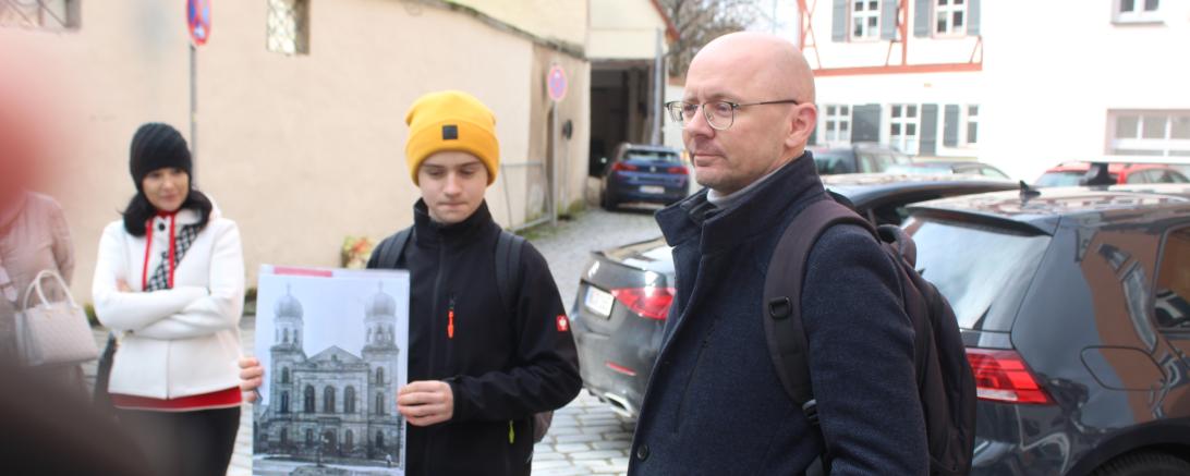 Hier sieht man Dr. Michael Bast, den Organisator der Gerd-Müller-Stadtführung in Nördlingen.
