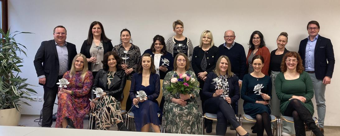 Bürokauffrauen mit Blumen in der Hand.