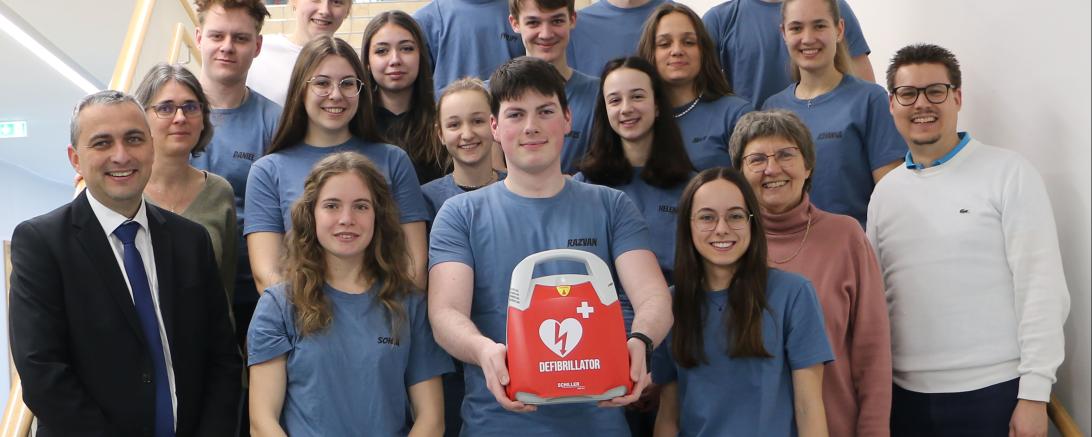 Die Schülerinnen und Schüler haben Blaue T-Shirts an