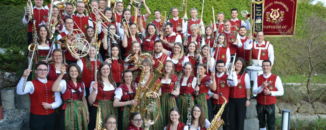 Die Vereinigte Musikkapelle Tapfheim mit roten Trachten