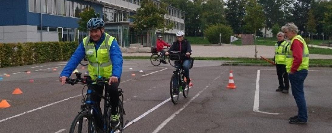 ADFC-Fahrsicherheitstrainer Karl-Heinz fährt den Parcours vor. 