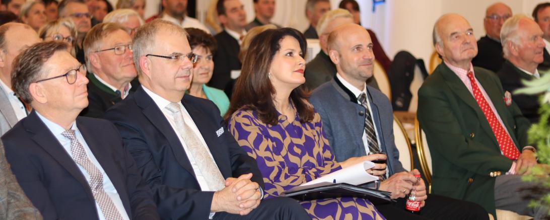 Komplett ausgebucht war der Agrar-Abend der Raiffeisen-Volksbank Donauwörth eG auf Burg Harburg, bei dem die Bayerische Staatsministerin Michaela Kaniber (Bildmitte) mit einem Gastvortrag aufgetreten ist.