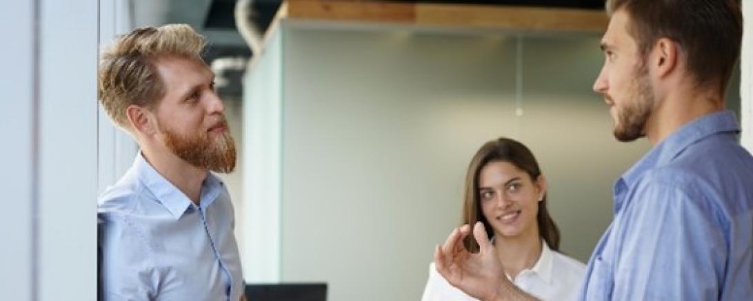 Drei Menschen die Stehen