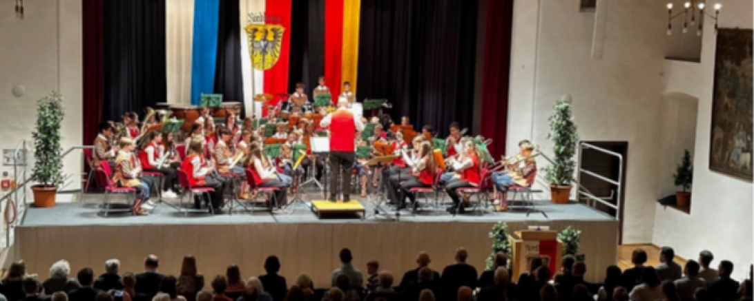 Das vom Publikum gefeierte Vororchester der Knaben- und Stadtkapelle Nördlingen unter der Leitung von Stadtkapellmeister Oliver Körner nach den beiden gelungenen Auftritten der Bläserklasse I und II.