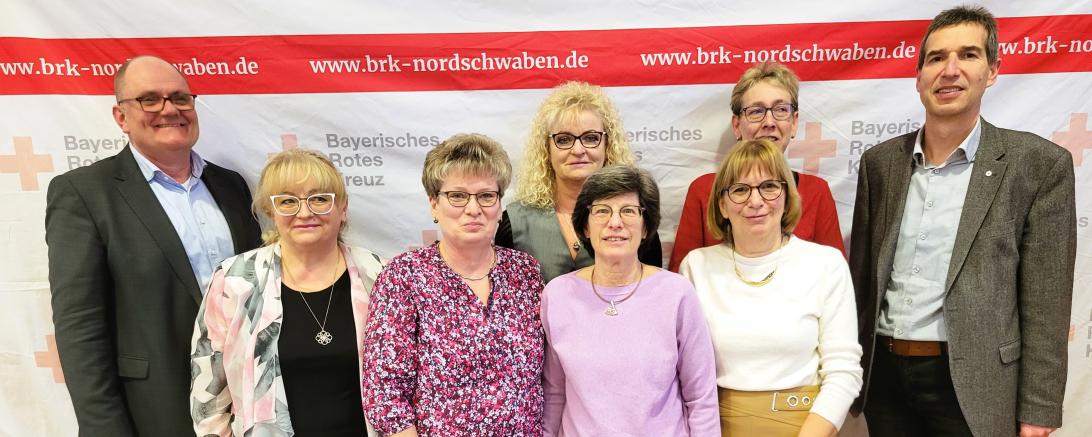 Bildunterschrift: v.l.n.r.: Georg Wiedemann (Personalratsvorsitzender, 35 Jahre), Svetlana Klein (15 Jahre), Theresia Messner (45 Jahre), Birgit Schwegler (15 Jahre), Sonja Meininger (25 Jahre), Eva Malik (20 Jahre), Alexandra Herrmann (25 Jahre), Arthur Lettenbauer (Kreisgeschäftsführer)