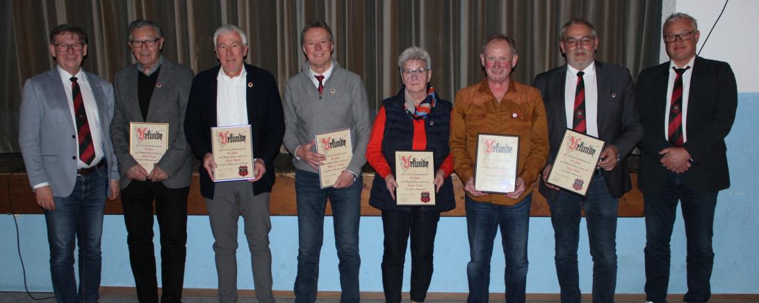 Die Präsidenten vom VfB Oberndorf konnten bei der diesjährigen Jahreshauptversammlung einige Vereinsmitglieder für 50, 60 & 70 Jahre Mitgliedschaft ehren. V.l.: 1. Präsident Stefan Rößle, Albert Braun, Alfred Wider, Michael Korber, Erika Knorr, Thomas Keller, 2. Präsident Franz Moll, 3. Präsident Christian Sigel.