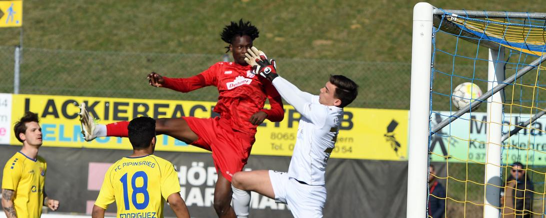 Ein Fußballspieler den Springt und ein Tor macht 