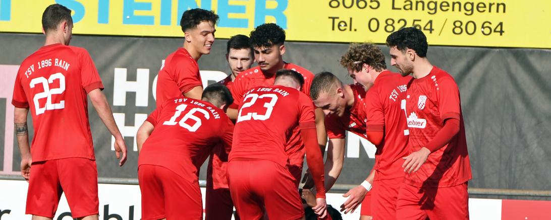 Hier sieht man den Torjubel des TSV Rain.