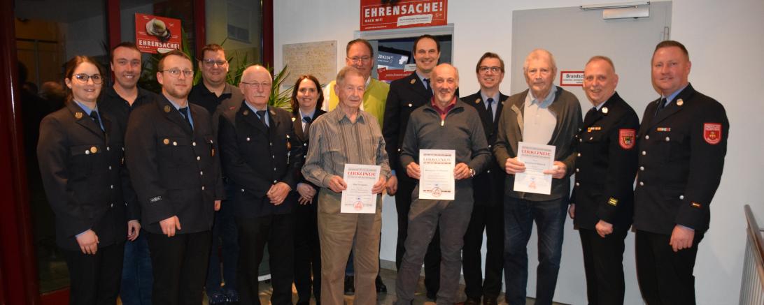 Lisa Zinsmeister, Heckel Tim, Vorsitzender Haschner Patrick, Thorsten Lach, Jürgen Stark, Julia Straßer, Fridolin Abel, Bürgermeister Alois Schiegg , 2. Kommandant Bernd Straßer, Ferdinand Hörmann, Stefan Hummel, Eduard Burkhard, Kreisbrandmeister Jürgen Haschner, 1. Kommandant Philipp Greipel .