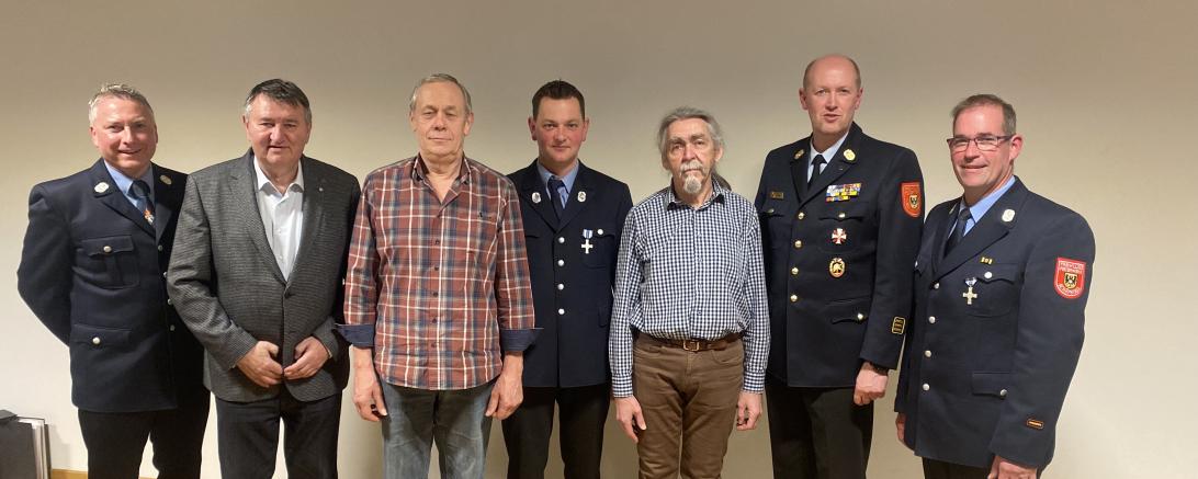 Stellv. Kommandant und 2. Vorstand Martin Heckel, Bürgermeister Josef Reichensberger, Herbert Harsch, Hannes Leinfelder, Hans Reitschuster, Stadtbrandinspektor Alexander Zobel und Kommandant und Vorstand Ulrich Reitschuster.
