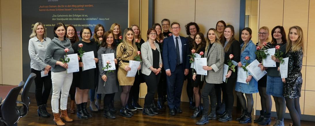 Zuletzt absolvierten 21 Teilnehmerinnen des Landkreises Donau-Ries die Ausbildung zur Tagespflegeperson und zur Assistenzkraft für Kindertagesstätten. 