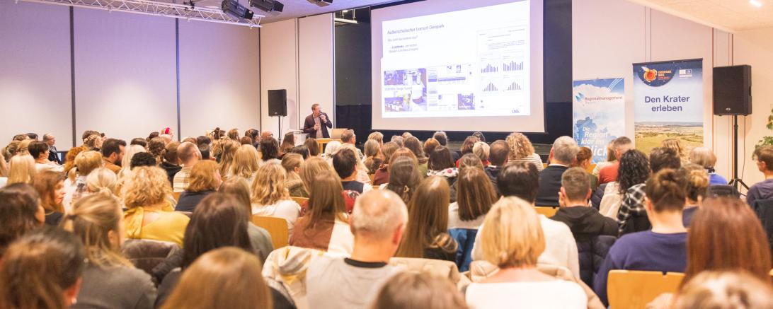 Gespanntes Publikum bei Lehrerfortbildung Dez 23.