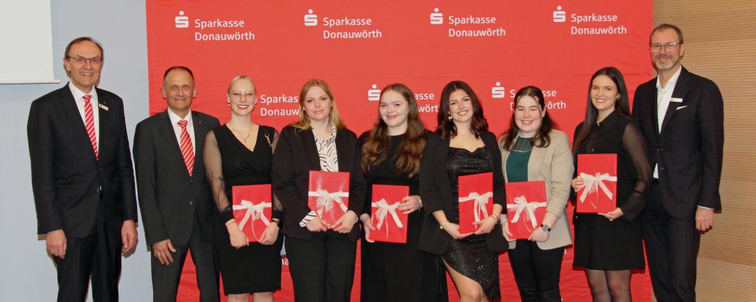Unser Bild zeigt den Vorstandsvorsitzenden Johann Natzer, Ausbildungsleiter Stefan Sturm, Carolin Fürst, Marie-Christin Wenninger, Mona Benk, Vjollca Luzhnica, Lea Stechbart, Alina Schmidt und Michael Scholz, stellvertretendes Vorstandsmitglied der Sparkasse Donauwörth